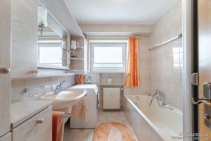 Bad mit Wanne und Dusche