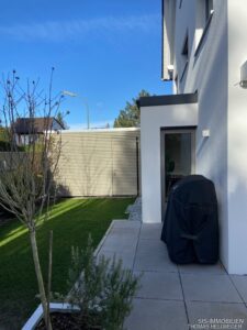 Terrasse West mit Zugang zum Carport