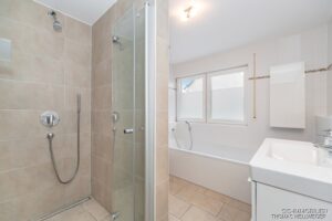 Bad mit Dusche und Wanne