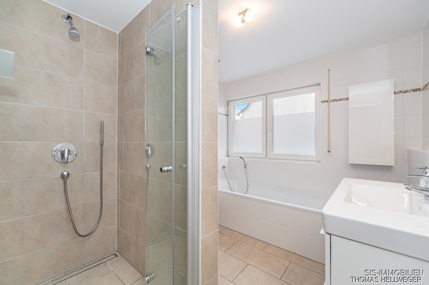 Bad mit Dusche und Wanne