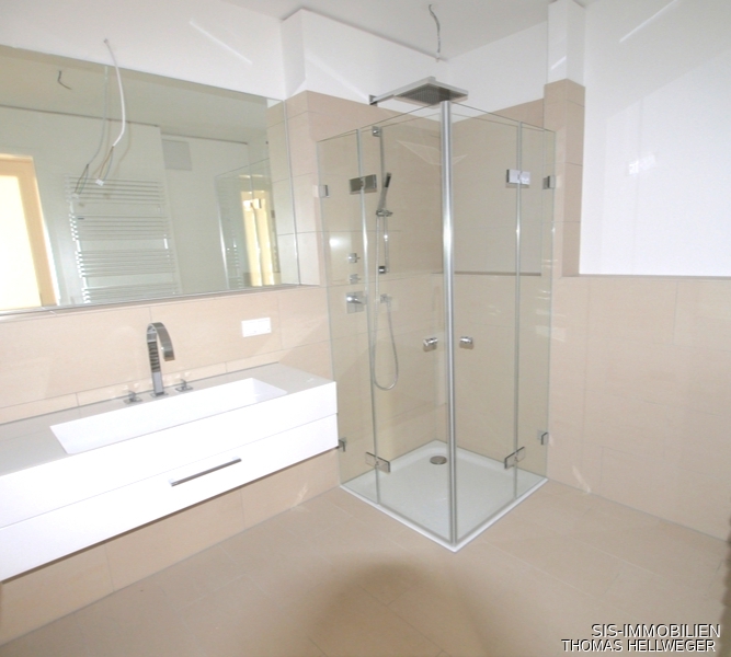 Bad mit Dusche und Wanne