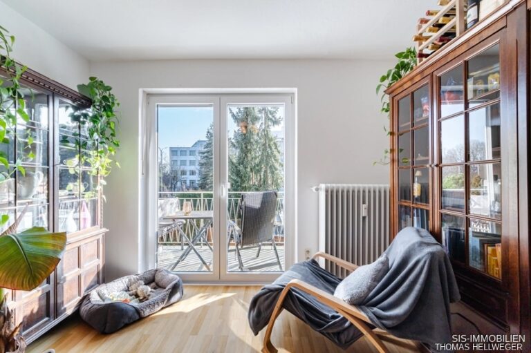 Wohnbereich mit Blick auf den Balkon