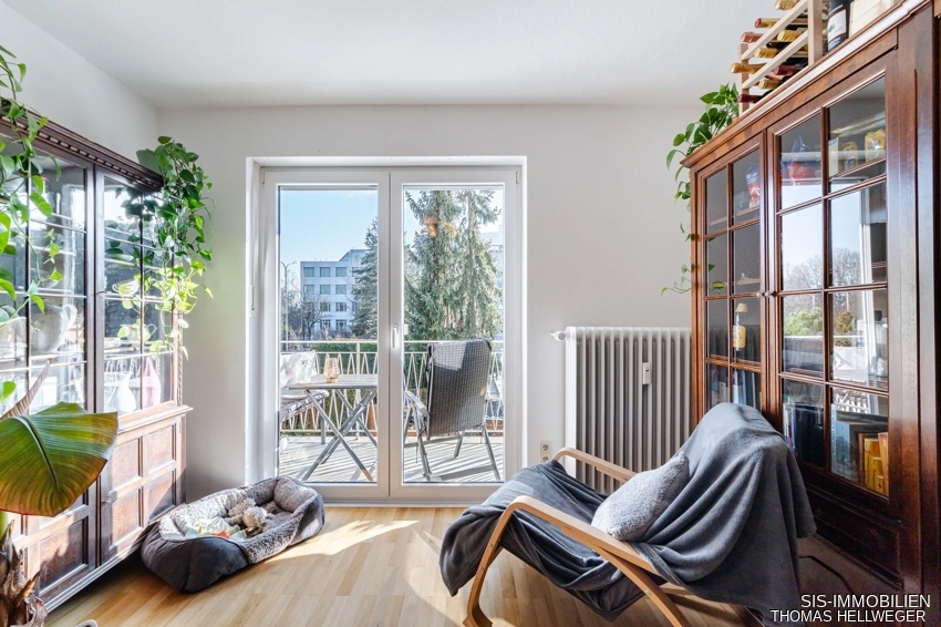 Wohnbereich mit Blick auf den Balkon
