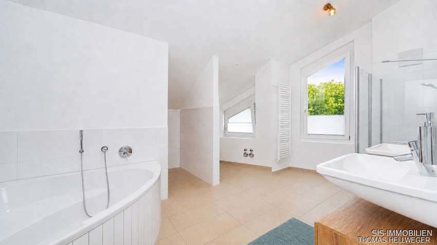 Bad mit Badewanne
