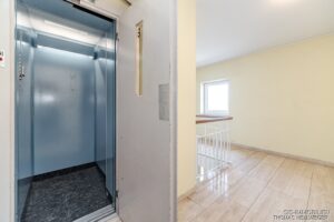 Treppenhaus mit Aufzug